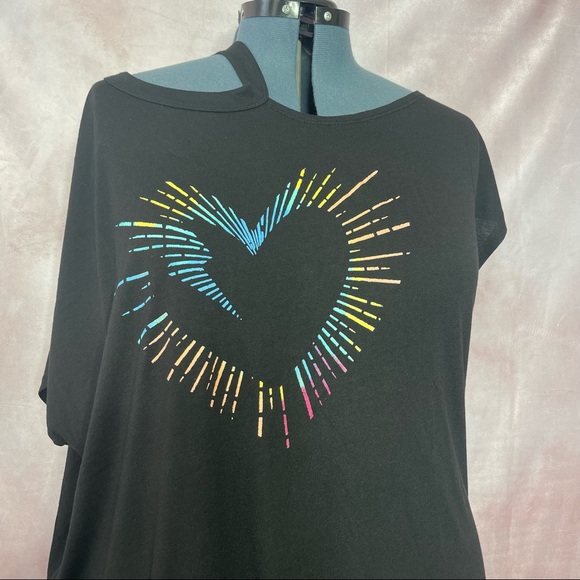 Torrid LOVESICK Black Cold Shoulder Heart Rays Tee NWT Size 3X - Picture 4 of 17
